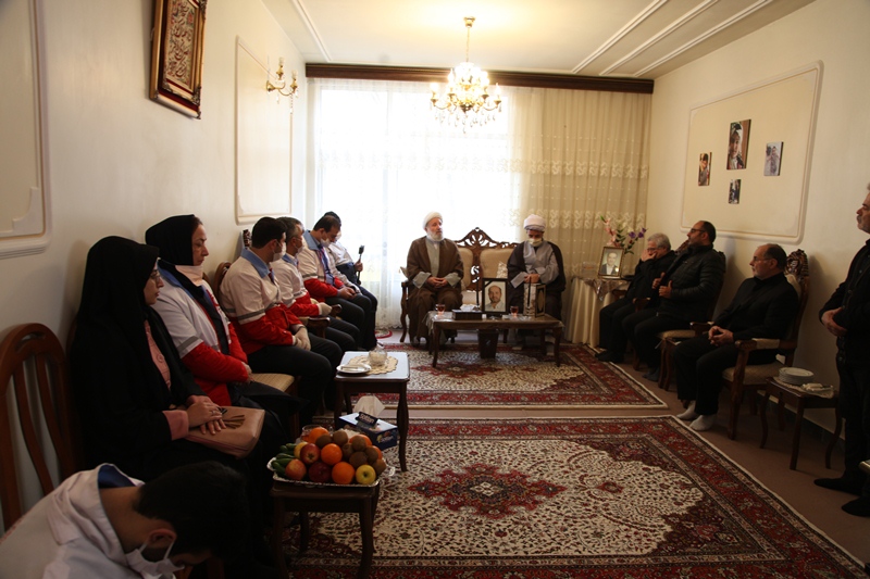 دلجویی از خانواده شهدای مدافع سلامت در تبریز/رئیس سازمان جوانان: از خودگذشتگی حافظان سلامت در مقابله با کرونا مثال زدنی است